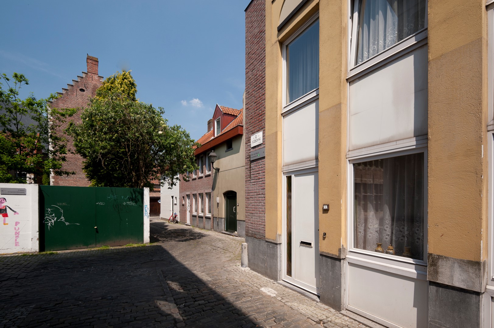 Rode Koningstraat Gevelbeeld woningen in de Rode Koningstraat in het Patershol