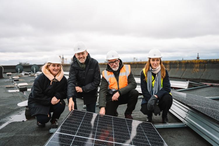 Persmoment Thuispunt Gent zonnepanelen Rabot