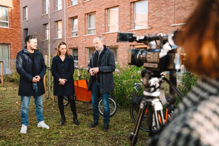 Pers bij het persmoment deelbakfiets