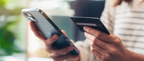 Persoon die betaling doet met bank App op smartphone